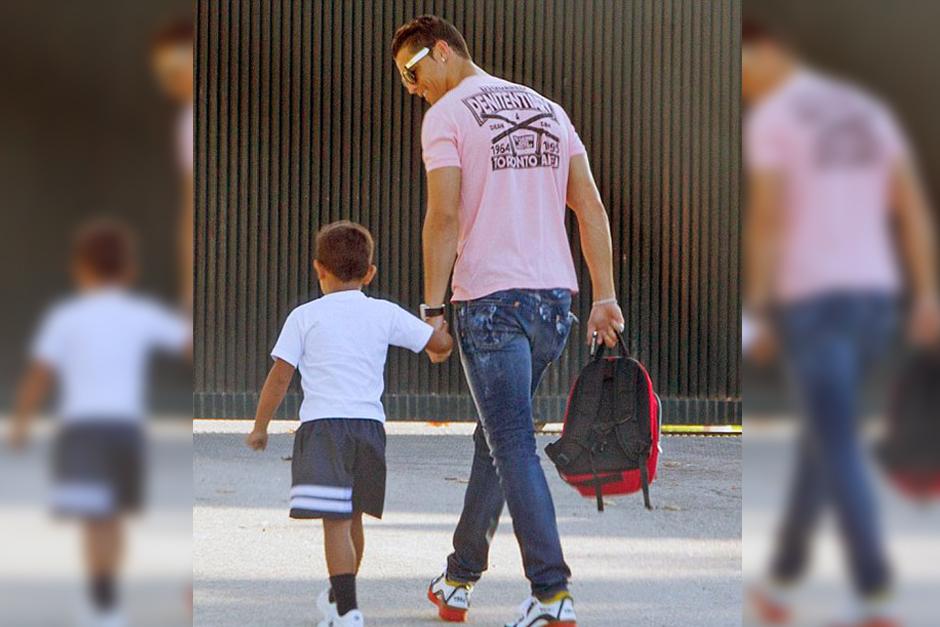 Ronaldo vestía una camisa rosa en cuello V y unos pantalones de mezclilla; además llevaba unas gafas de sol. (Foto: dailymail.com)