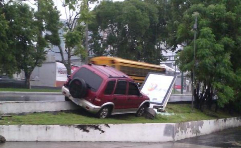 El carro obstaculiza el paso por el bulevar Los Próceres, según reporta la PMT. (Foto: Amílcar Montejo)