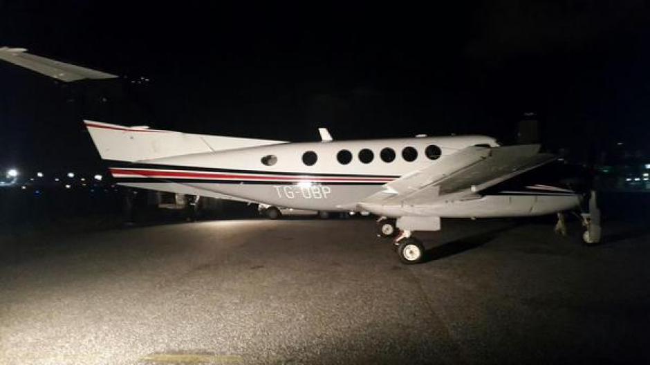 Inspeccionan aeronave en el aeropuerto Internacional "La Aurora", sin embargo no localizan nada. La avioneta pertenece a la familia Rosethal. (Foto: Ministerio Público)