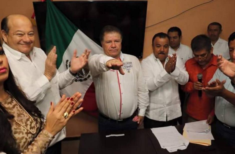 El alcalde de Macuspana, Tabasco, (centro) ha recibido críticas en las redes sociales debido a la desafortunada expresión de agregarse entre los heróes de la Independencia de México. (Foto: Internet) 