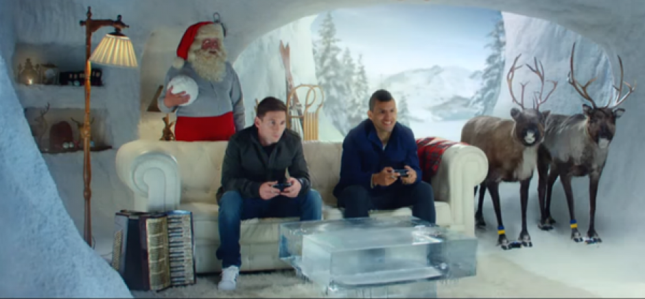 Lionel Messi y el "Kun" Agüero juegan FIFA en casa de Santa Claus en el comercial de la marca de videojuegos para la navidad.