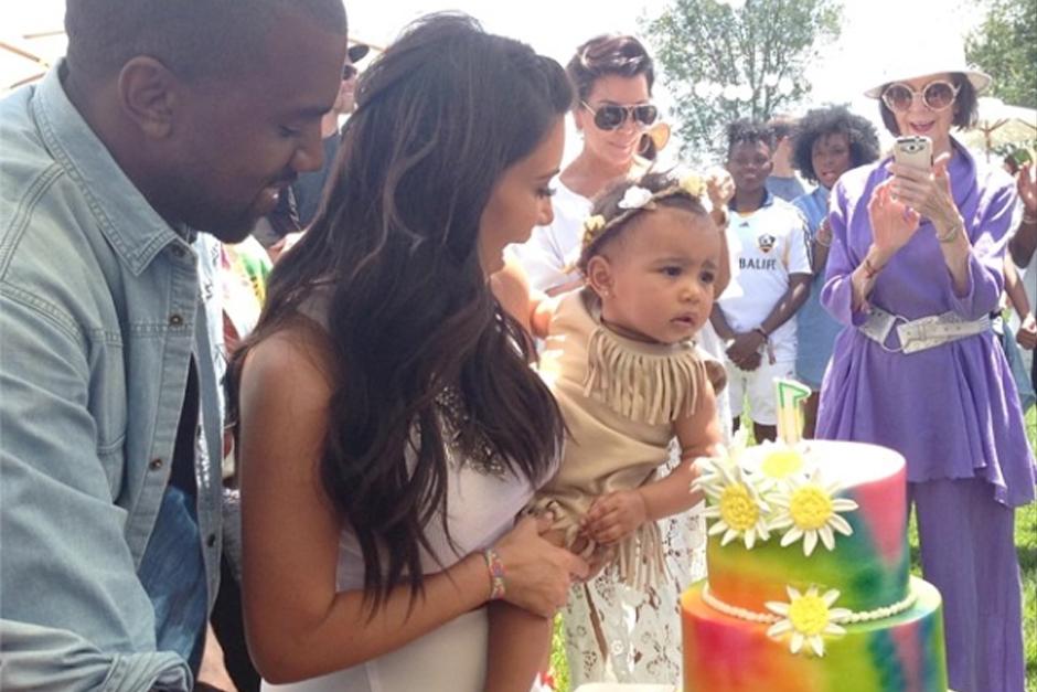 La pequeña North West, junto a sus padres antes de soplar la vela de su pastel de cumpleaños. (Foto: Pinterest)