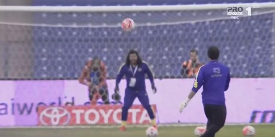 El exportero de la selección colombiana, René Higuita, volvió a hacer el "escorpión", la jugada que lo inmortalizó.