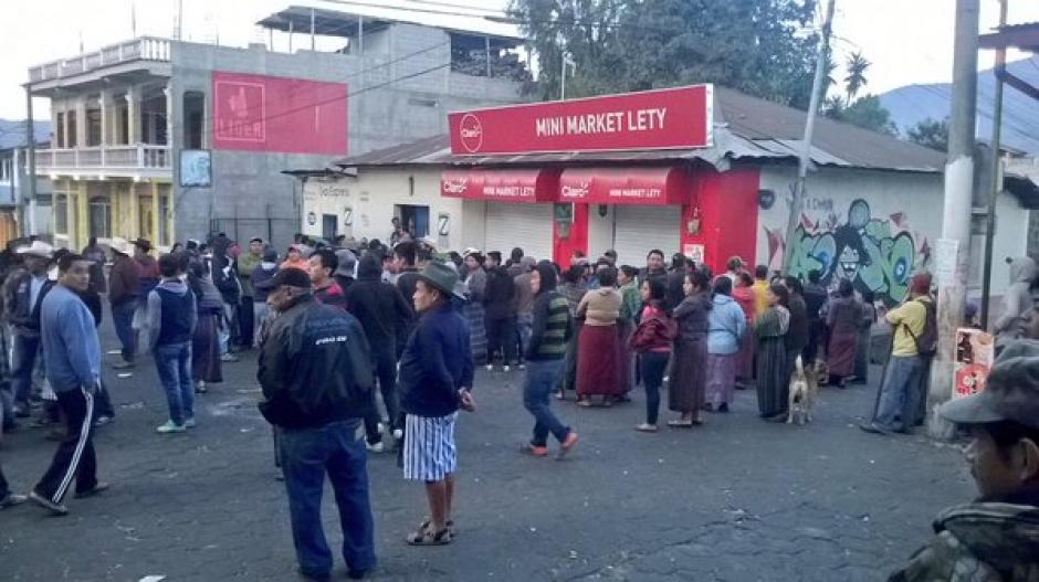Pobladores de Santiago Atitlán retuvieron durante varias horas a tres agentes de la Policía Nacional Civil (PNC) luego de que ocurriera un incidente armado en el que perdió la vida un tendero. (Foto: @sonora969)
