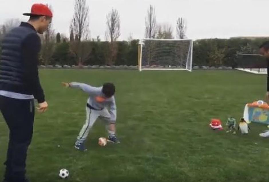 Cristiano Ronaldo jugó con su hijo "tiros libres", en el jardín. (Foto: Captura de imagen) 