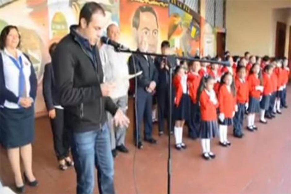 Cuauhtémoc Blanco se confunde en su discurso durante su visita a una escuela pública. Su error causa furia en la redes sociales.