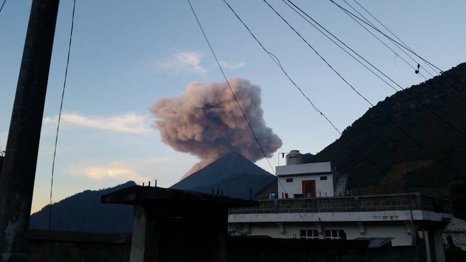 El volcán Santiaguito mantiene una fase eruptiva con columnas de ceniza y flujo piroclástico. (Foto: @stereo100xela)