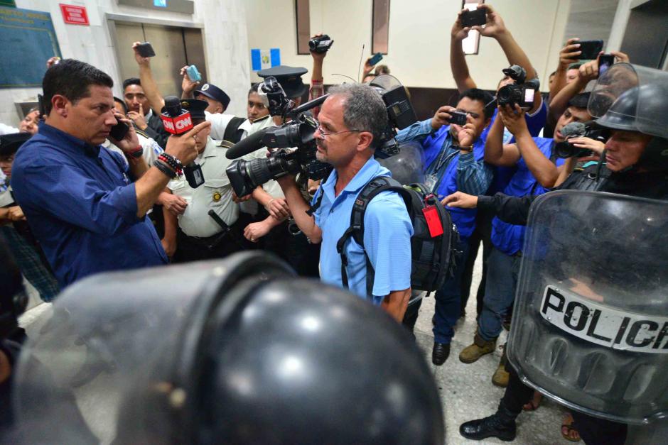 El periodista mexicano Del Rincón concedió un espacio a Soy502 durante su cobertura en la audiencia de Pérez Molina en Torre de Tribunales. (Foto: Soy502)