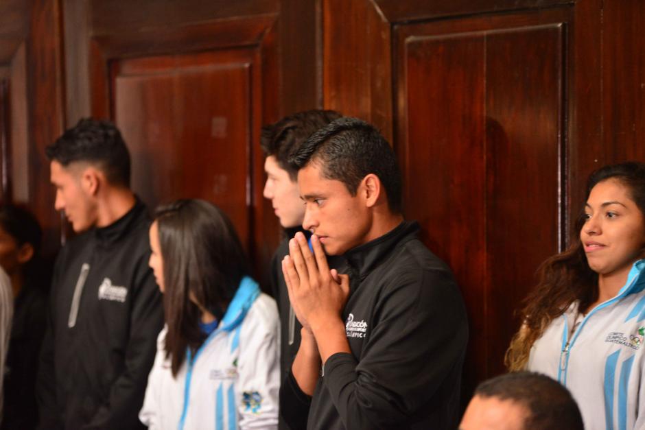 Los campeones mundiales de pentatlón moderno, Charles Fernández e Isabel Brand junto a otros destacados deportistas guatemaltecos irán este lunes al Congreso, para reunirse con jefes de bloque. (Foto: FADO)
