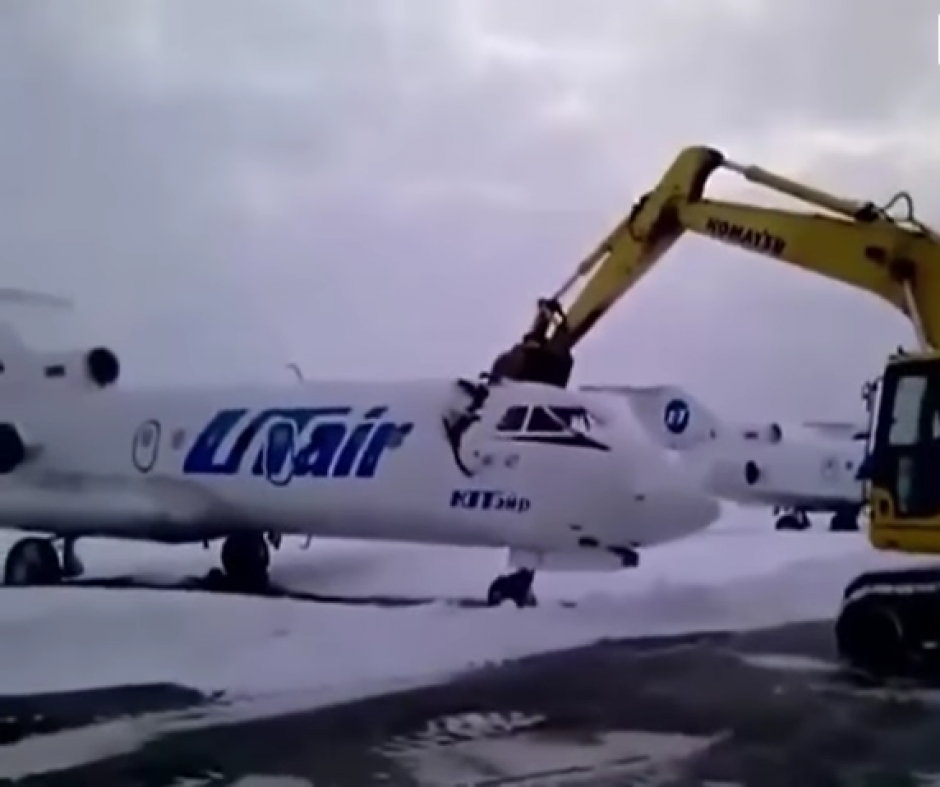 Un empleado de un aeropuerto ruso destruyó un avión luego de ser despedido. (Foto: Captura de YouTube)