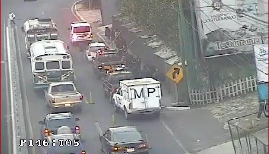 Tres hombres fueron detenidos por transportar un cadáver en un taxi de color blanco. (Foto: @EmixtraPablo)