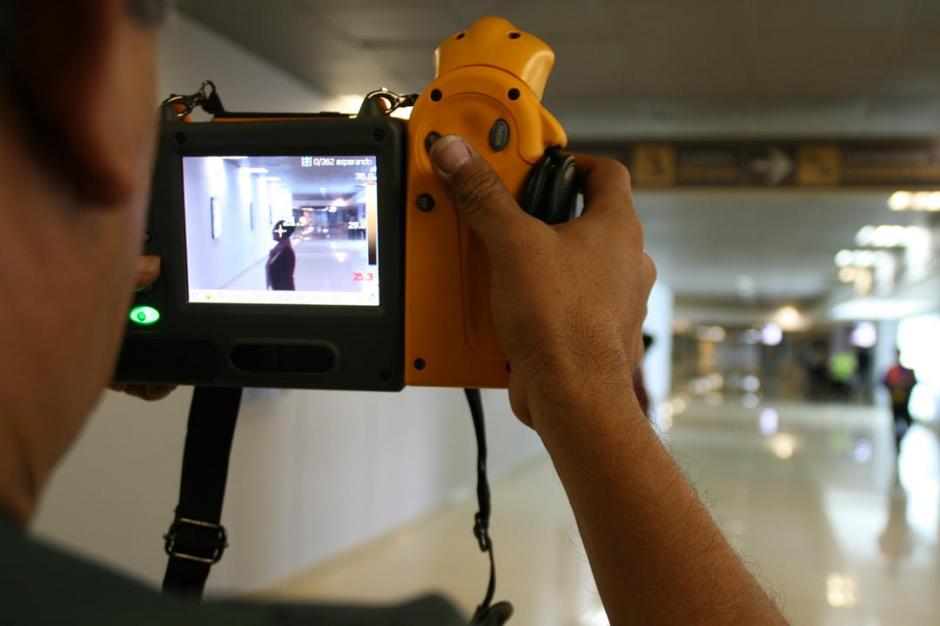 De acuerdo con el Ministro de Salud, Luis Enrique Monterroso, continúa la supervisión y el monitoreo de la temperatura de los pasajeros que arriban al país por vía aérea, por medio de cámaras térmicas, para prevenir el ingreso de alguna persona infectada con el virus del ébola. (Foto: DGAC)