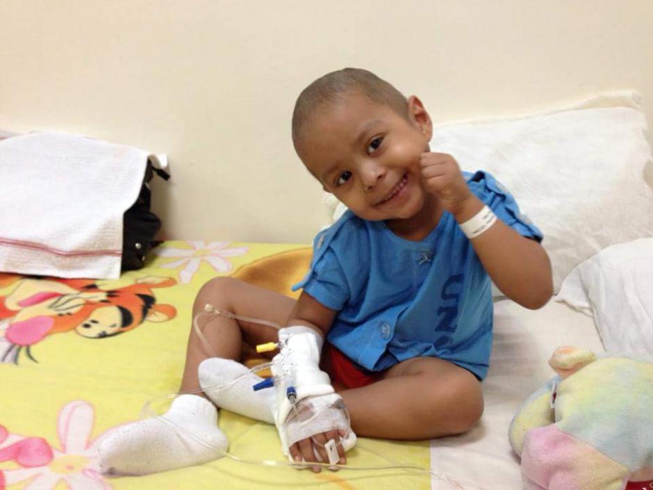 Diego es un niño que le gusta jugar con sus carritos y es muy cariñoso. Ahora requiere de tu apoyo para que su sonrisa siga contagiando de alegría a su familia. (Foto: Jessica Pérez) 