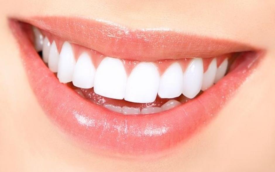 Científicos españoles han descubierto una bacteria capaz de prevenir un problema dental que afecta casi al 90% de la población del planeta: la caries.