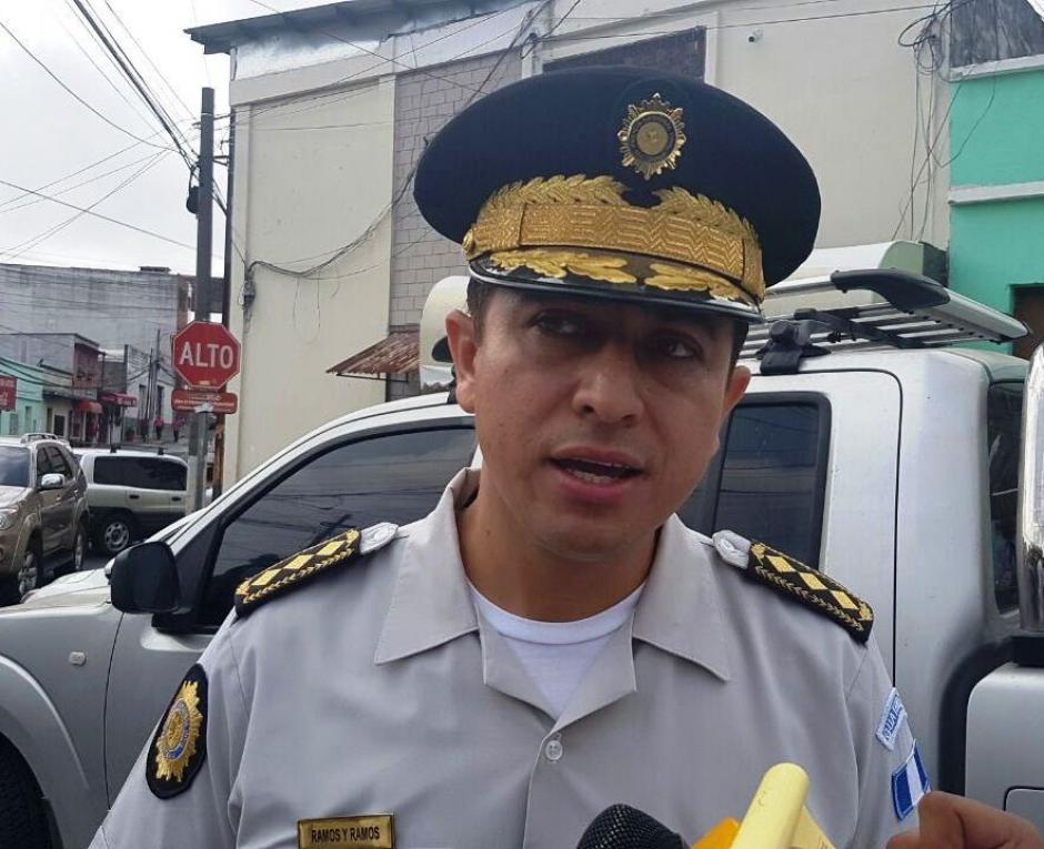 El director de la PNC, Nery Ramos, le brindó palabras de aliento al menor liberado este martes en horas de la mañana. (Foto: PNC)