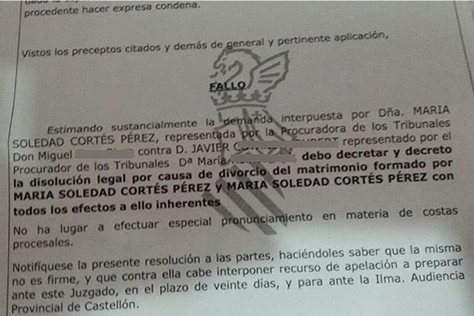 Fallo del juzgado en que ordenan el divorcio de una mujer de sí misma. (Foto: El Mundo)