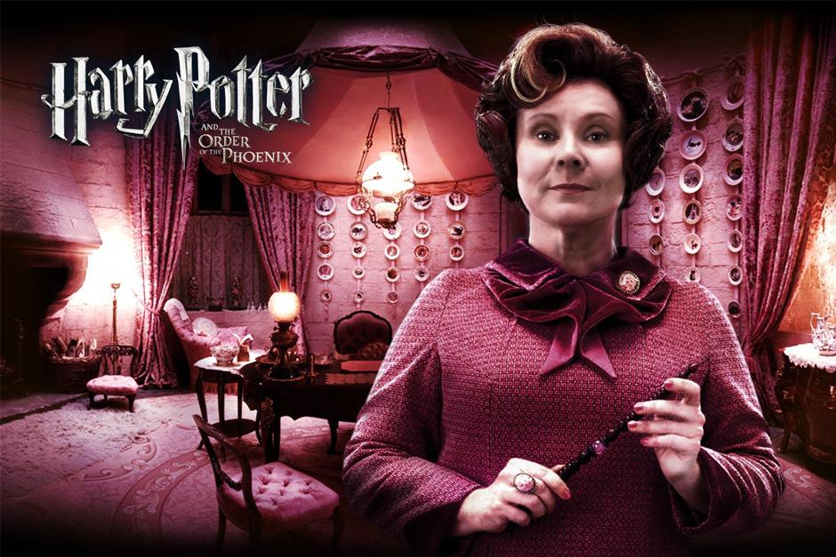 Dolores Umbridge, personaje de la saga de Harry Potter, que la escritora británica J.K. Rowling la creó pensando en un ser antipático, según reveló.