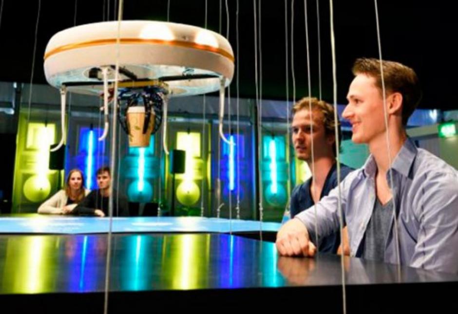 Seis drones han sido programados específicamente para realizar funciones de camareros. (Foto: AFP/Universidad de Eindhoven)