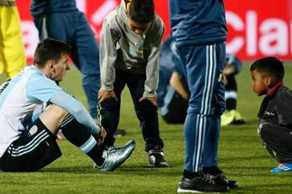 Dos niños chilenos prefirieron dejar la celebración de lado e ir a consolar a Lionel Messi. (Foto: diez.hn)