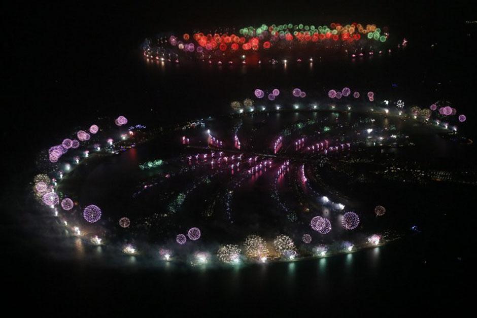 Más de 10 meses de trabajo fueron necesarios para llevar a cabo el espectáculo pirotécnico más grande del mundo, que duró 6 minutos y se realizó desde 400 lugares diferentes a lo largo de los 100 kilómetros en la costa de Dubai, Emiratos Árabes. (Foto: AFP)