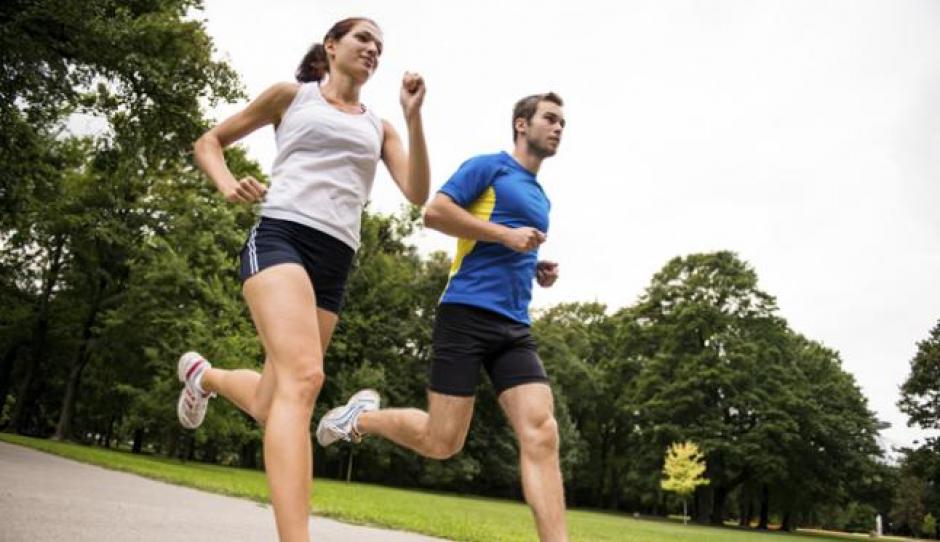 Caminar a paso vivo reduce más el azúcar en sangre que caminar lentamente, según este estudio. (Foto: Getty Images)