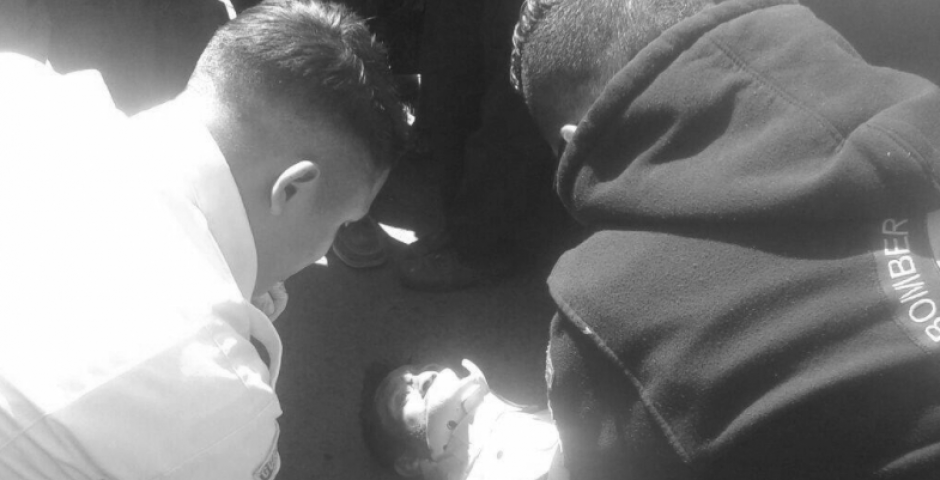 Un hombre de 37 años cayó por accidente de una gradas y terminó bajo las llantas de un pickup que circulaba por el sector. (Foto: Facebook/Knal 4 Quiché)