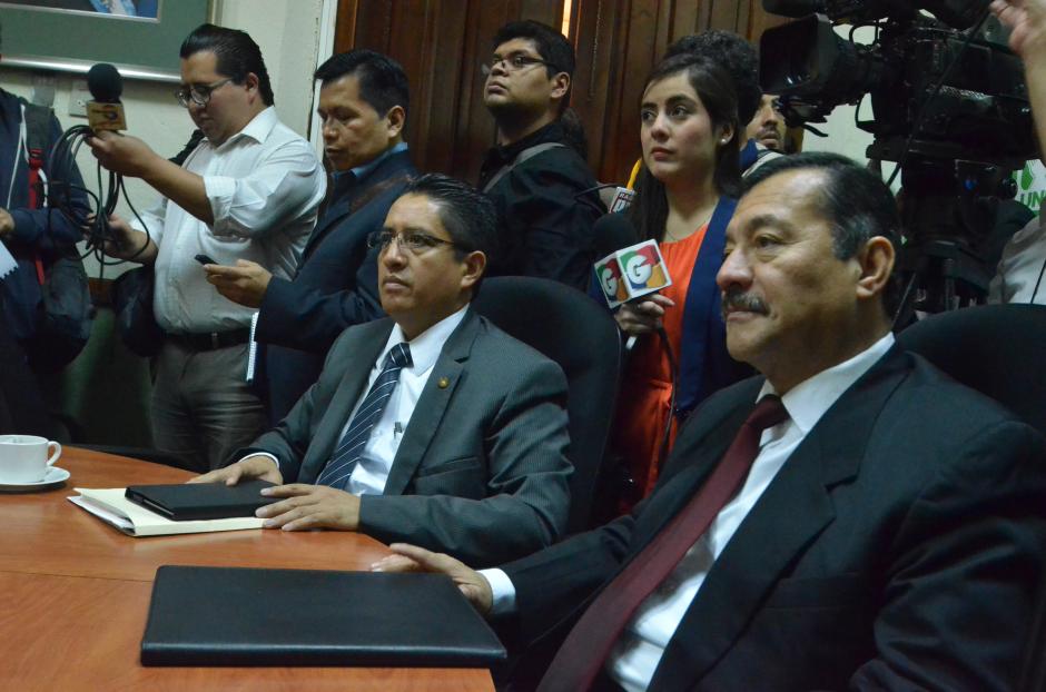 Elder Fuentes (al centro de la imagen), fue nombrado este martes como el nuevo jefe de la SAT y asumirá de forma interina hasta que el presidente Otto Pérez nombre al sucesor de Omar Franco, capturado la semana pasada. (Foto: Cortesía de José Antonio Castro)