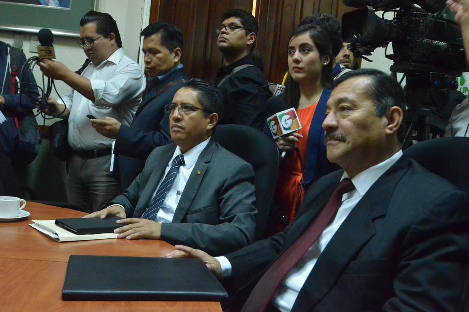 Los cambios de jefatura interina quedan en la misma foto. Elder Fuentes, izquierda, pidió dejar el puesto de jefe interino de la SAT señalando problemas de salud, en su lugar fue colocado Francisco Rivera Escobar, derecha. En la fotografía, ambos se encuentran en una citación en el Congreso. (Foto: Cortesía de José Antonio Castro)