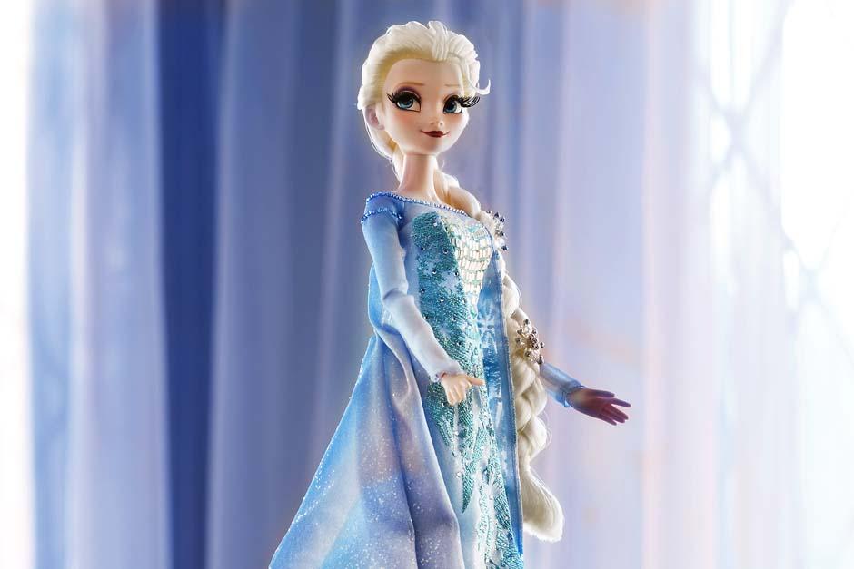 La muñeca de Elsa, de la película Frozen, fue el juguete más vendido en Amazon. Si se apilaran todas las muñecas adquiridas en la tienda minorista, podría alcanzarse 855 veces la altura del Castillo de Cenicienta. (Foto: Archivo)