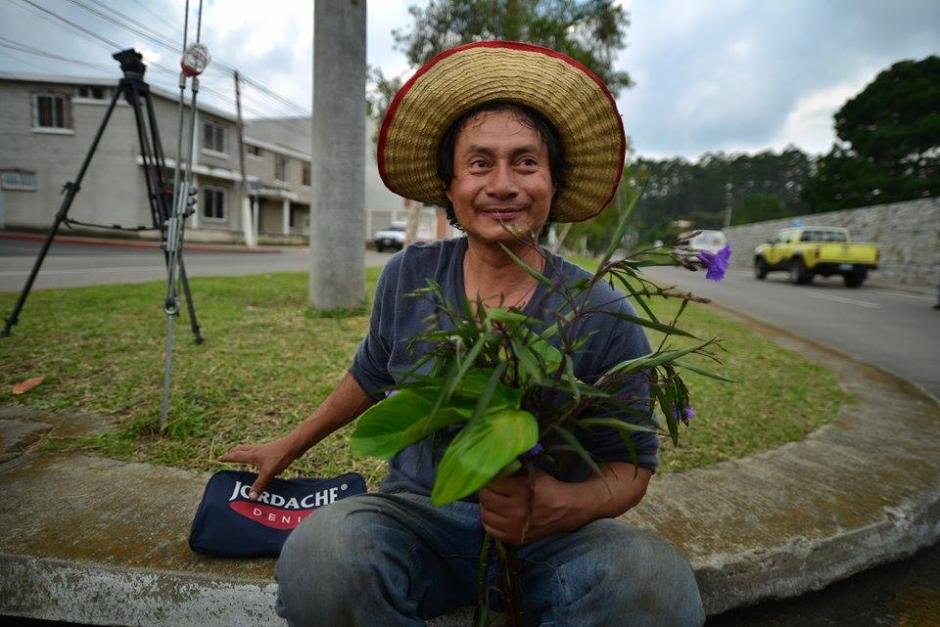 La caída de la ex vicepresidenta Roxana Baldetti ha conmovido a este hombre, quien intentó llevarle flores al Hospital. (Foto: Wilder López/Soy502).