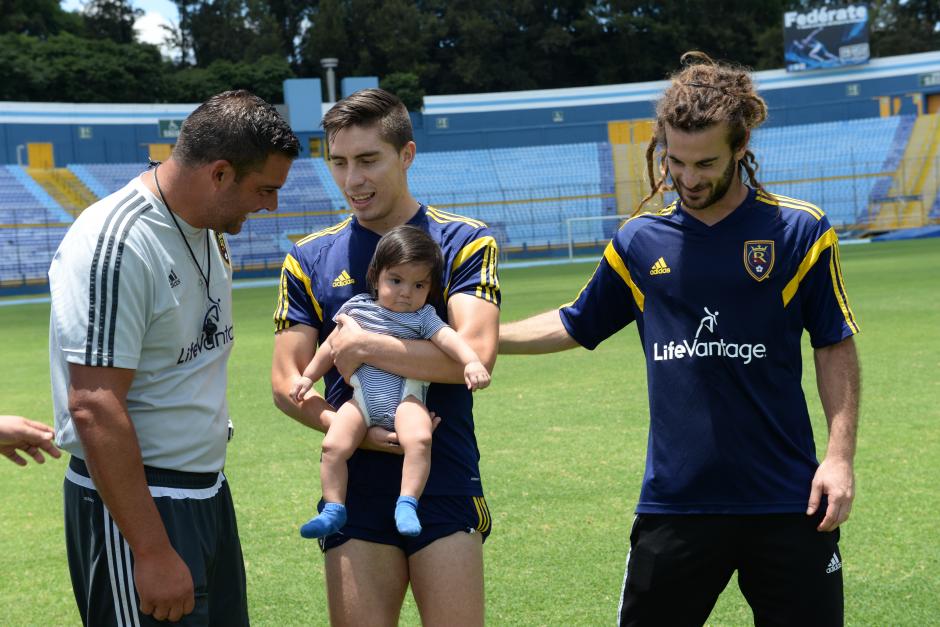El defensor guatemalteco presenta a su hijo Enoc junior, al técnico Jeff Cassar y al volante Kyle Beckerman. (Foto: Diego Galiano/Soy502)