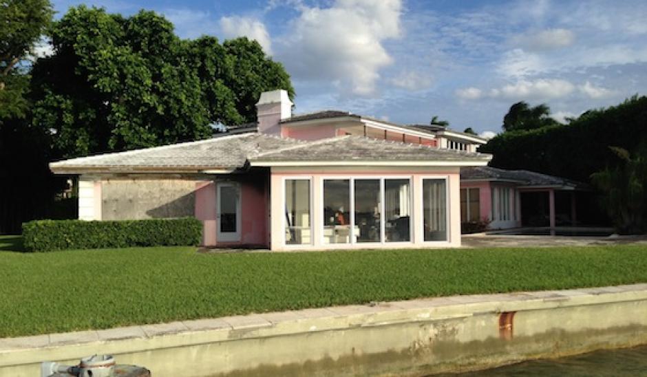 Cazatesoros buscan un botín de dinero en una de las casas del narcotraficante Pablo Escobar. (Foto: Miaminewtimes.com