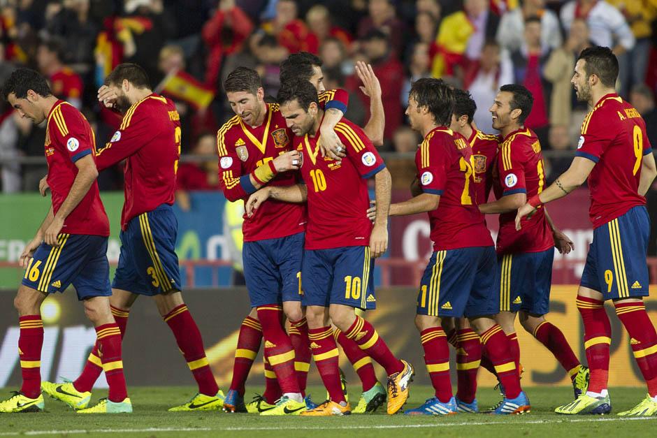España comanda un mes más el ranking de la FIFA y en esta posición debutará en el Mundial de Brasil 2014. (Foto: AFP)