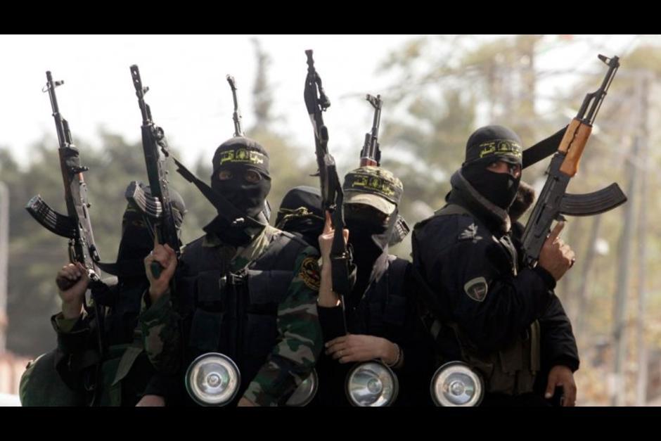 El Estado Islámico difundió un nuevo video en el que muestra la ejecución de varios hombres acusados por los terroristas de “ser espías”. (Foto: Archivo/Soy502) 