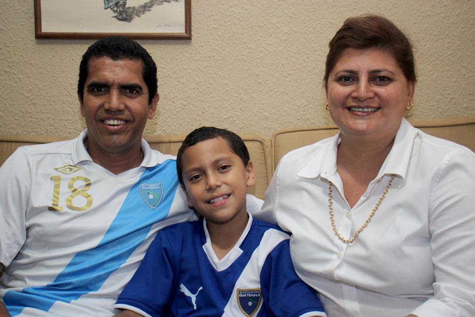 Esteban Lima acompaña a sus padres desde que tenía 4 años de edad las jornadas médicas donde colabora como traductor. (Foto: Alejandro Balán/Soy502)