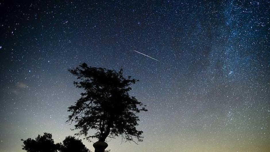 Una estrella fugaz cruza el cielo sobre Salgotarjan (Hungría) el pasado agosto. (Foto: EFE/Archivo)