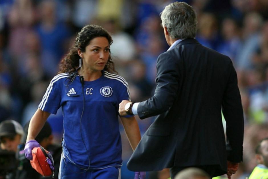 En la primera fecha de la Premier, Mou estalló con la doctora por ingresar a la cancha a atender a un jugador sin su autorización. (Foto: Twitter)