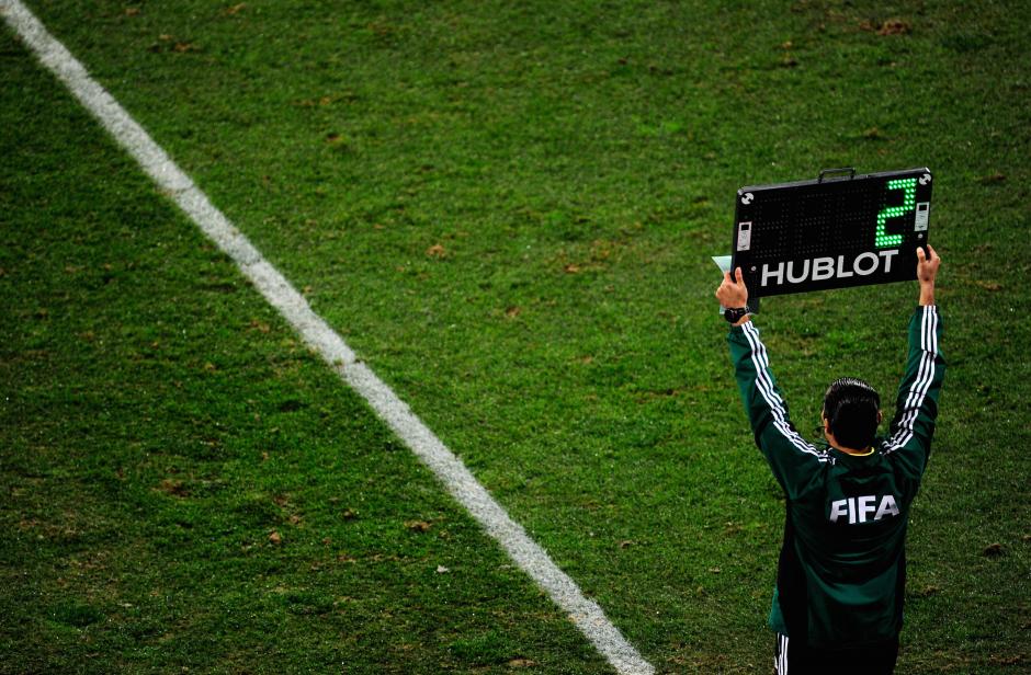 Confirman la preferencia de los árbitros sobre los equipos fuertes de fútbol al momento de otorgar tiempo extra. (Foto: mentalfloss.com)