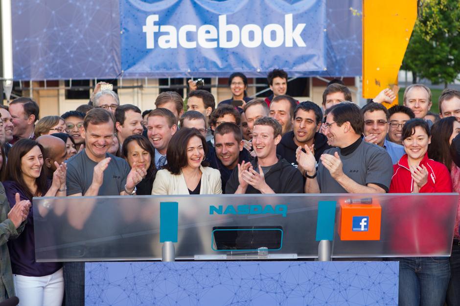 Fotografía de archivo del 4 de abril de 2013 del cofundador de Facebook Mark Zuckerberg en un evento de la compañía en Menlo Park, California (EE.UU.). La red social Facebook ganó más de mil millones de dólares por primera vez en un trimestre, el último del año pasado. (Foto: Agencias)