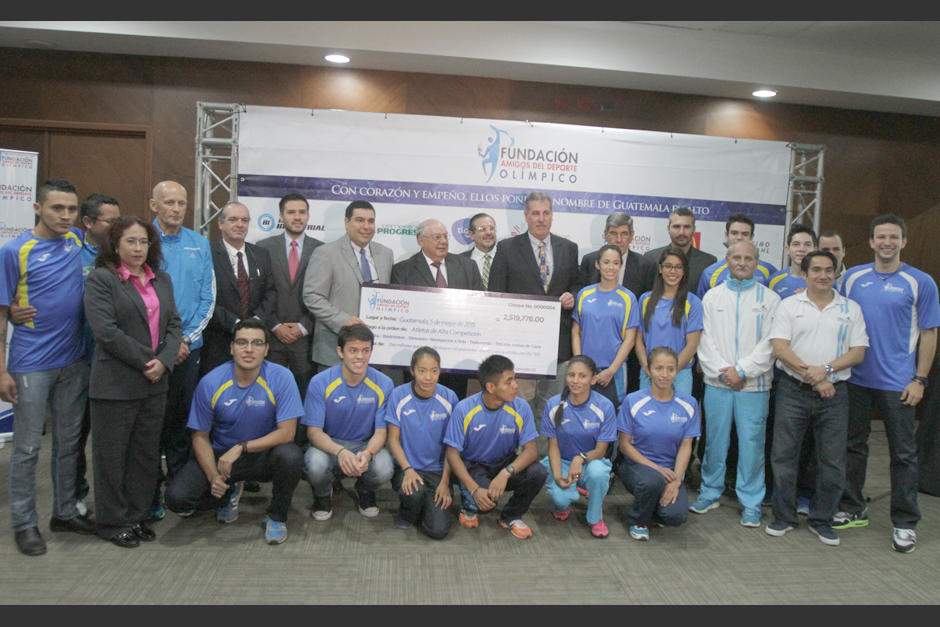 Directivos de la Fundación Amigos del Deporte Olímpico entregan aporte económico a deportistas de alto rendimiento de Guatemala, quienes buscarán las medallas para el país en los Juegos Panamericanos Toronto 2015. (Foto: Luis Barrios/Soy502)
