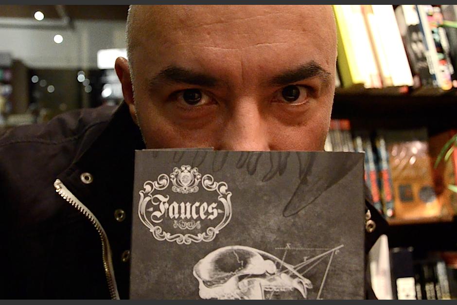 El escritor guatemalteco Byron Quiñonez Presenta su libro "Fauses". (Foto: Selene Mejía/Soy502) 