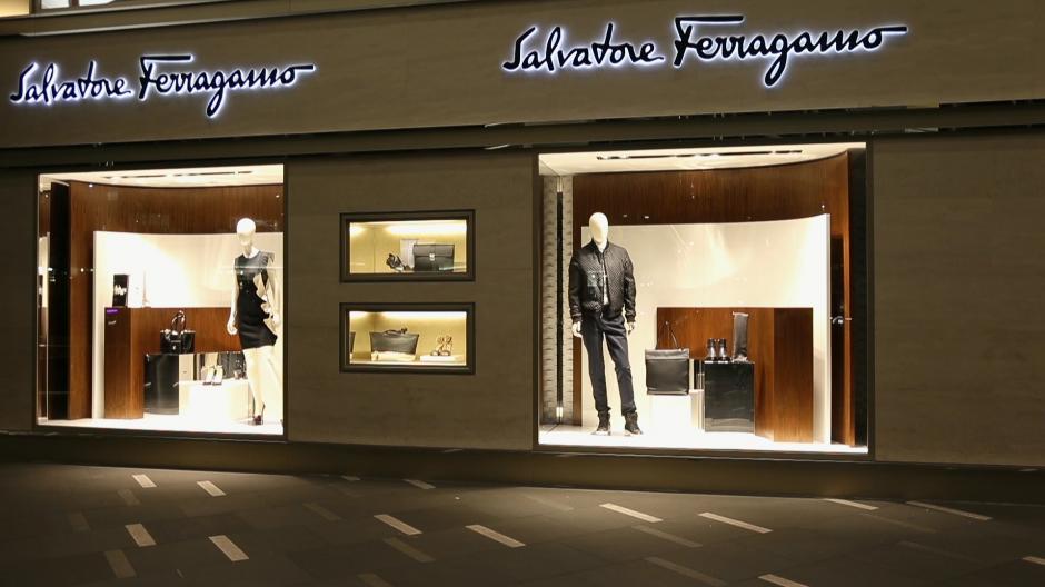 Ferragamo está instalando microchips en sus productos para combatir la piratería. (Foto: fashionone.com)