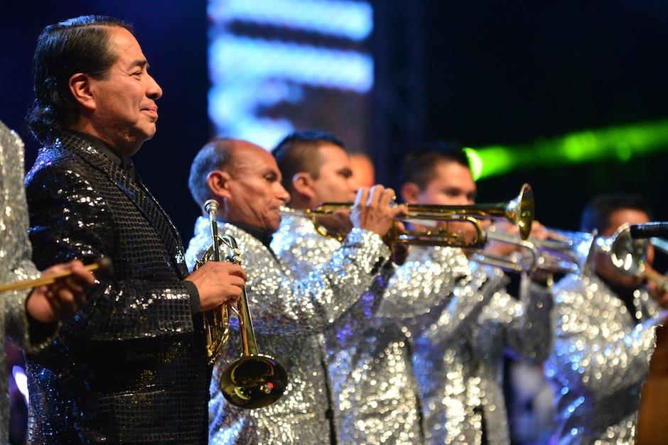 "Fidel Funes y su Marimba Orquesta" se caracteriza por su llamativo y elegante estilo en cada una de sus presentaciones. (Foto: Wilder López/Soy502) 