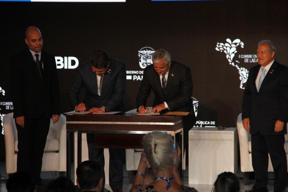 Los mandatarios de Guatemala y Honduras firmaron un Protocolo para implementar y agilizar la Unión Aduanera entre ambos países. (Foto: MINECO)
