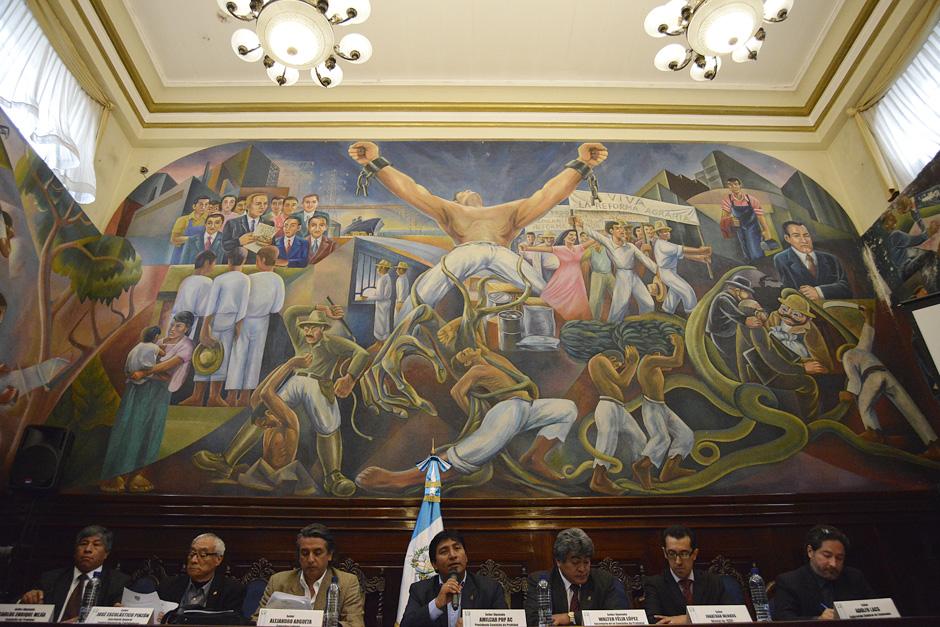 Organizaciones sindicales y el analista del ICEFI, Jonathan Menkos, analizaron la propuesta de ley de Inversión y Empleo. (Foto: Deccio Serrano/Soy502)