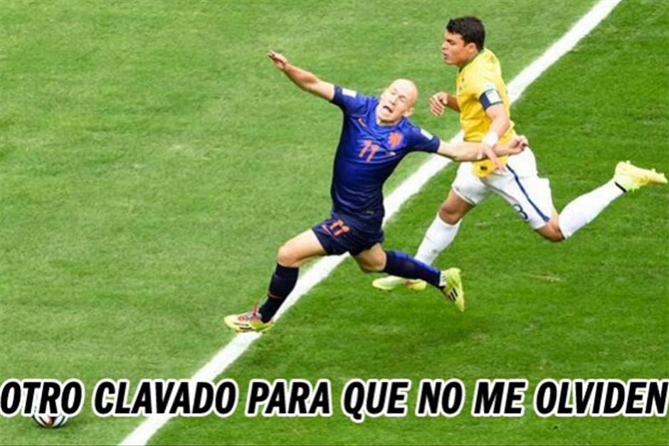 Robben volvió a protagonizar un supuesto "piscinazo" que terminó en un penal a favor de los holandeses en el juego ante Brasil. (Foto: Twitter)