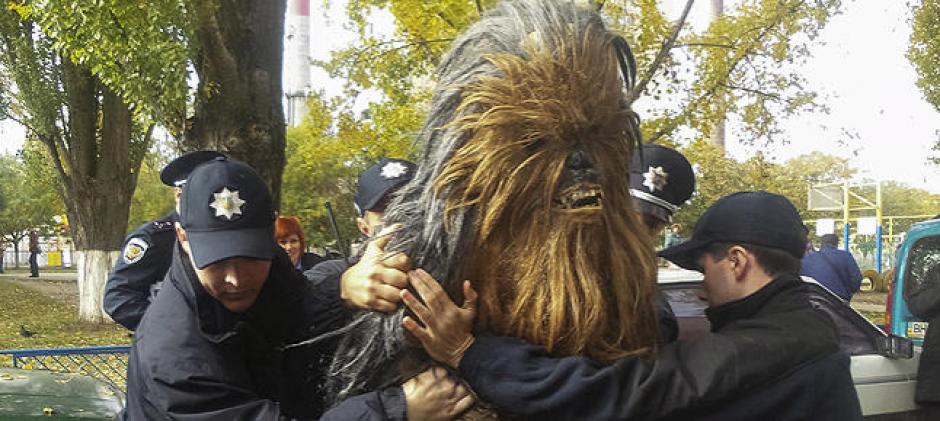 Chewbaca hacía hoy de chófer del conocido político ucraniano "Darth Vader", cuando fue detenido por las fuerzas de seguridad. (Foto: Google)