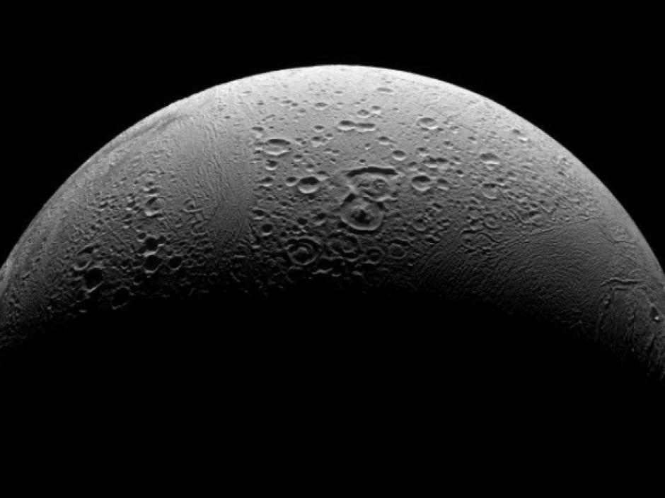 La nave espacial Cassini, captó en alta definición esta imagen de una de las lunas de Saturno. (Foto: NASA)