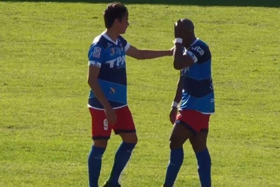 Rentería es consolado por uno de sus compañeros. (Foto: europapress.es)