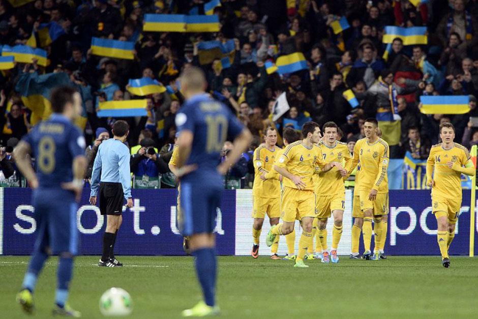 Valbuena y Benzema observan la celebración de los ucranianos, en el Estadio Olímpico de Kiev. (Foto: Franck Fike/AFP)